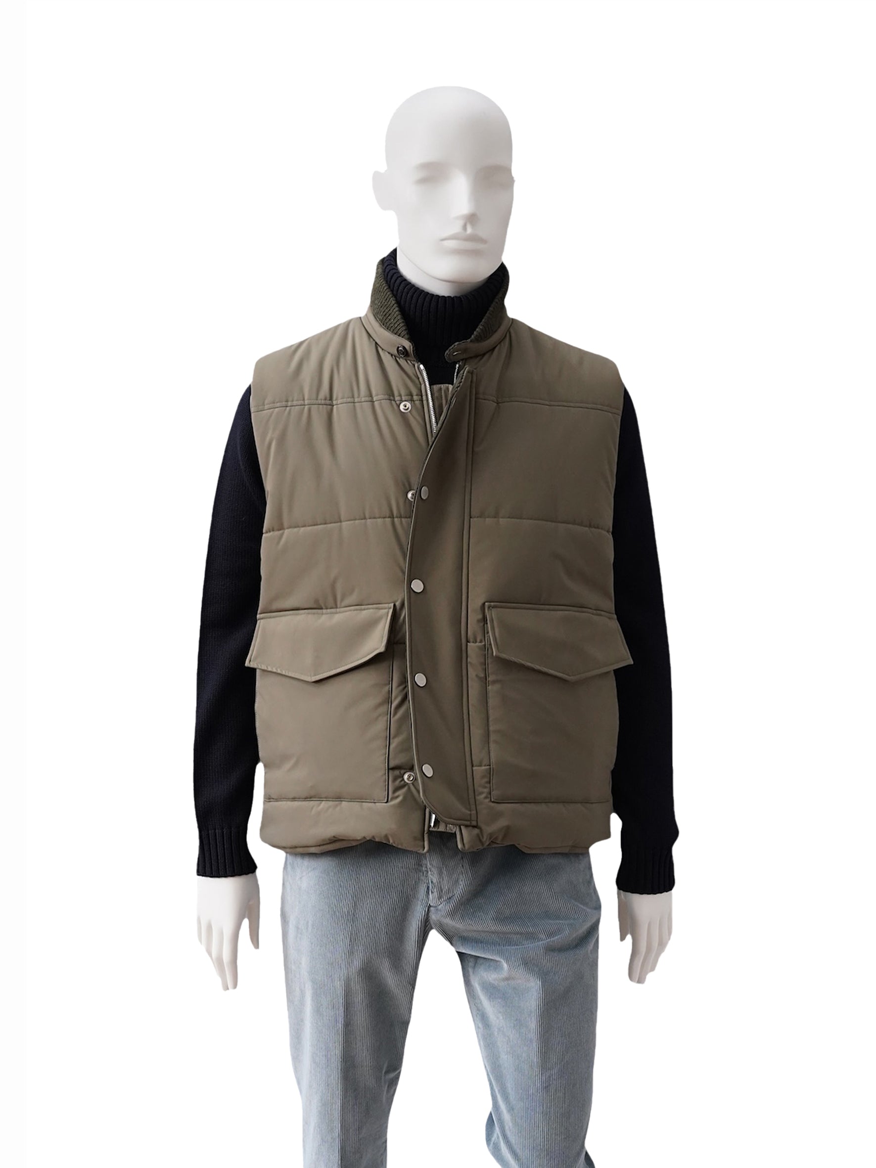 Khakifarbene Daunenweste